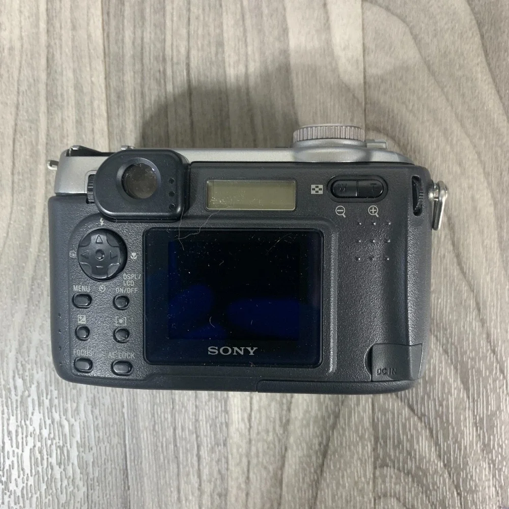 Sony Cyber-Shot DSC-S75 3.3MP Compact Digital Camera Charger & Battery FOR PARTS